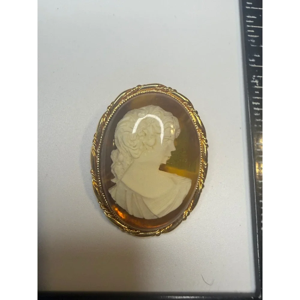 Vintage Gold Tone Amber Resin Cameo Brooch Pendant Left Facing‎ Female Profile